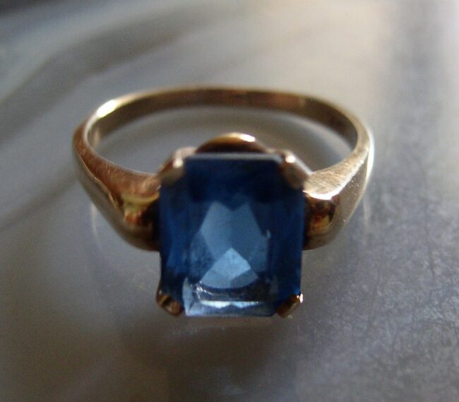 gold sapphire ring